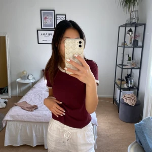Vinröd tröja från h&m - Vinröd t-shirt från h&m med vit detalj runt halsen och ärmarna. Materialet är så skönt. Kan mötas upp eller frakta.
