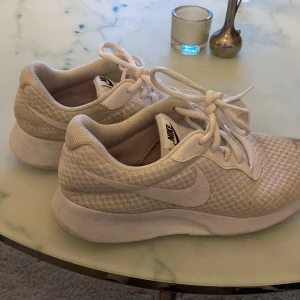 Nike - Nike skorna, strl 38, passar också på 37strl. 