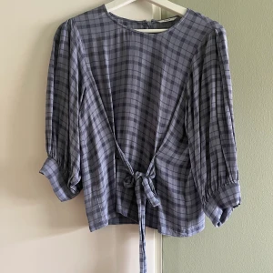 Blus från Envii i strl S - Blus från Envii i strl S. 100 % viskos. Fint skick, det enda jag kan se är en liten tråd som är på väg att gå upp vid bandet, se bild/