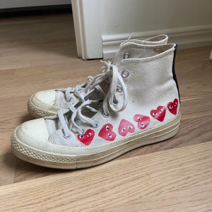 CDG converse  - Flitigt använda cdg converse, därför det låga priset. Storlek 38 men passar mig med 39. 