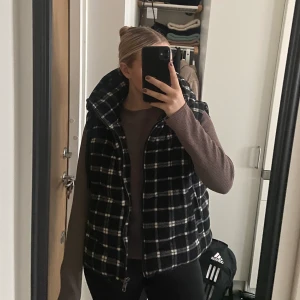 Väst - Rejäl rutig väst från Zara som inte kommit till användning många gånger, därav nyskick🤍