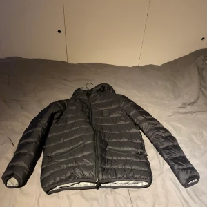 Armani jacka  - Armani jacka storlek s herr köpte den i våras gör 2200 är för liten nu inför vinterna så tänkte 1500 för den 