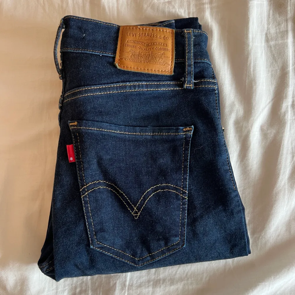 Mörkblåa levis jeans modell mile high super skinny i storlek 26. Jeans & Byxor.