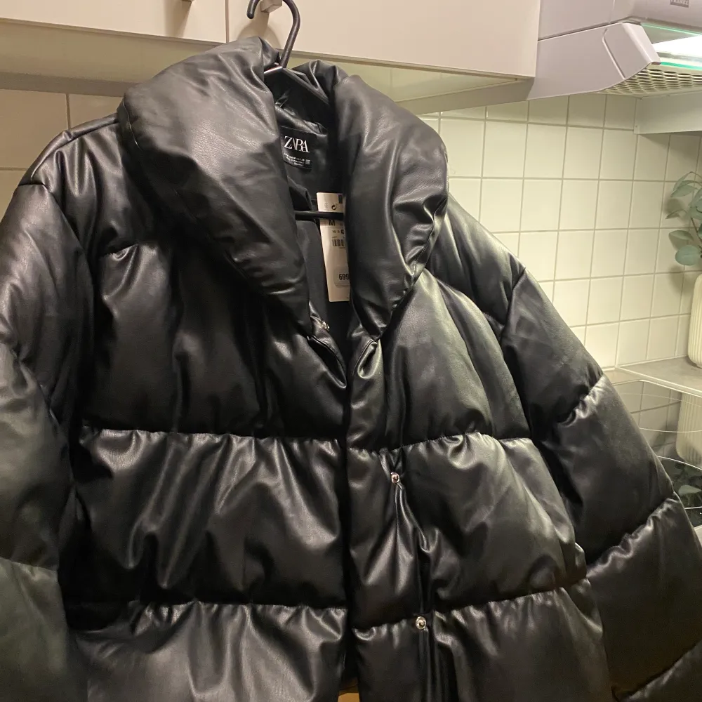 Nu slutsåld pufferjacket från zara, taggen är kvar. Nypris 699. . Jackor.