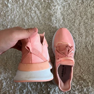 Adidas skor rosa - Adidas skor rosa i storlek 36