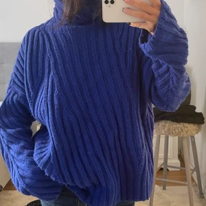 Tjocktröja  - Kornblå tjocktröja med hög krage