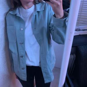 Blå/grön skjortjacka med knappar