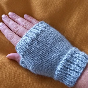 Nya ljusgrå torgvantar stl XS-M - Nu finns ännu ett par av de populära nya, gråa torgvantarna tillgängliga! Jag har stickat dem i ett garn som är varmt och skönt, men inte stickigt. Kan tvättas i 40 grader. Pris 87 kr dvs. 100 kr inkl.frakt som vanligt brev. Lite dyrare vid spårbar frakt.