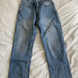 Säljer dessa jeans ifrån bikbok, fin blå färg. Sälj inte längre. De är mid/highwaist mellan raka lite tajtare jeans. Storlek S, nästintill oanvända då de alltid varit för små. Möts i sthlm och fraktar, pris kan diskuteras💝