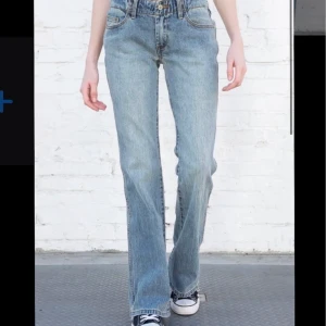Brandy Melville lågmidjade jeans - Lågmidjade jeans från brandy Melville i modellen eleanor, knappt använda, defektfria i super fint skick! Klippte de lite i längden då de var alldeles för långa så de passar någon från 160-167 skulle jag uppskatta😁