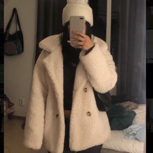 Höst jacka  - En jacka perfekt nu till hösten i strl s, använt den ca 3 goner så den är i nyskick!