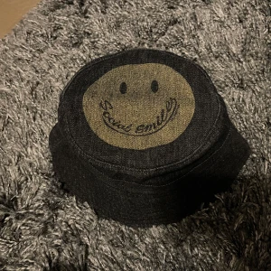 Bucket hatt denim smile logo  - Helt ny skick  Unisex  