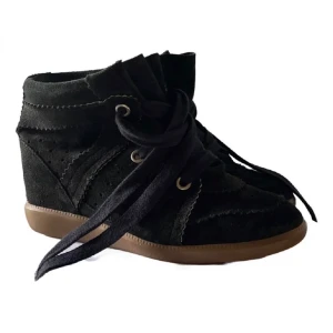 Isabel marant skor - INTRESSEKOLL på dessa skor från isabel marant i stl 40, kan tänka mig att sälja för 1500+frakt (lånad bild)