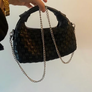 Nunoo mini bag  - Nunoo mini bag nypris 1300kr. Nyskick, äkta läder. 