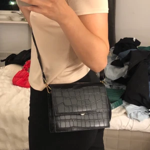 Väska  - Säljer en väska som inte kommer till användning, i nyskick 