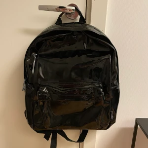 Ryggsäck m lappar kvar - Oanvänd snygg ryggsäck m lappar kvar säljes pga flytt.