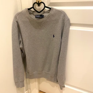 Ralph lauren grå tröja - I fint skick