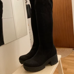 Sköna svarta stövlar storlek 39 - Fina och sköna stövlar från Pull and Bear i storlek 39. Svart mockaimitation och mjukt skaft. Nypris 799kr. Kan skicka fler bilder om så önskas :)
