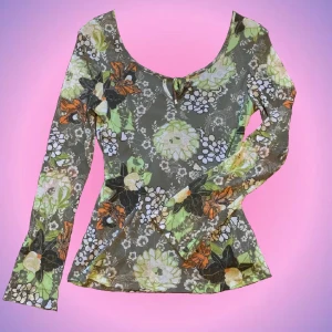 Blommig meshtopp - Såå fin mesh-långärmad med blommor och söta gulddetaljer!☘️🌼 Sitter jättefint på kroppen och är i väldigt bra skick! Man kan knyta snörena eller ha de hängandes som på bild 2🙌🏼  Hör av er vid intresse💖💖