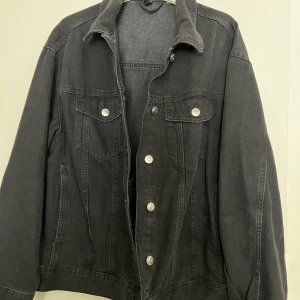 Jeansjacka  - Jeansjacka från H&M  Som ny! Använd 2-3 gånger  Pris kan diskuteras vid snabb affär 