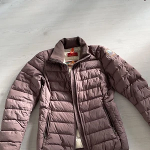 Parajumper jacka  - Parajumper jacka strl xs. Använd men i bra skick utan hål eller märken.
