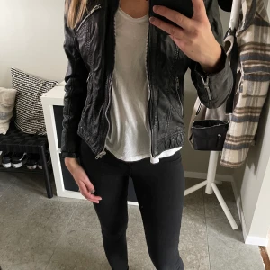 Skinnjacka rockandblue  - Som ny bara använd ett par gånger. Storlek 36