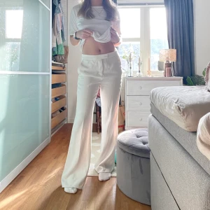 Vita kostymbyxor - Supersnygga vita kostymbyxor! Köpta second hand men är från zara💓 Helt nyskick i princip