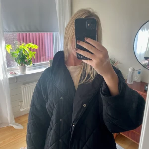 Quiltad jacka - Säljer denna quiltade jacka från Ginatricot! Köpt förra året och är i nyskick! Jackan är i storlek M, men skulle säga att den passar en L&S beroende på vilken passform man söker.