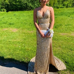 Balklänning  - Champagnefärgad balklänning från Dressroom Linné. Som ny. Nypris 6000kr. Säljer för 4000kr. Storlek 32. Jag är 158cm men passar för nån längre än mig också😇