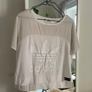 Adidas T-shirt strl 38 - Adidas T-shirt i storlek 38. Mesh upptill, tryck fram och bak. I använt skick. 
