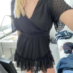 Klänning  - Svart fin klänning ifrån zara i bra skick, strl S. Väldigt bra skick💓köparen står för frakten 