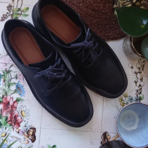 Chunky Snörskor - Köpte damskor för kvinnomode är bara objektivt bättre men mina otroligt maskulina tår ville manspreada för mycket och vägrade bete sig 😔, har säkert bara använt dem 5 gånger nu under två års tid så bäst att bara acceptera att dem är gjorda för någon annan