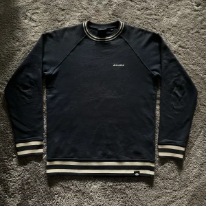 Blå dickies tröja - Andvänd ett fåtal gånger och är i ett mycket bra skick. Meddela för intresse!