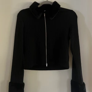 Svart topp HM - En supersöt och snygg topp från HM i storlek M. Skulle säga att den passar S och xs också ❤️ den är helt oanvänd och prislappen sitter kvar. Nypris 199, mitt pris 100. Skriv för mer info och fler bilder ❤️ frakt tillkommer!