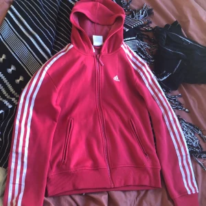Adidas tröja - Jätte fin adidas tröja som är typ rosa och röd. Köpte second hand men har inte använt den alls. Den har några väldigt små fläckar, kan skicka bild vid intresse. 