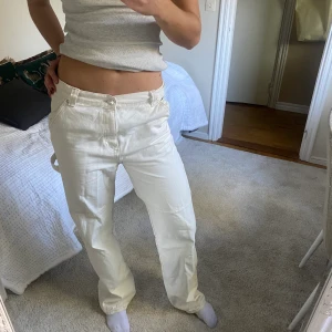 Cargo- jeans - Säljer ett par cargojeans från Mango! Knappt använda- för stora:( 