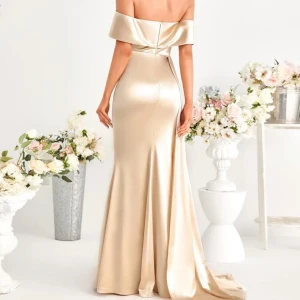 Klänning - Använd ett par timmar, storlek S/M, pris 300 kr. Kan mötas i Rönninge eller frakta 