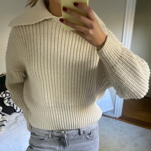 Stickad tröja - Har två fläckar som man ser till vänster på första bilden. Syns knappt i verkligheten:)