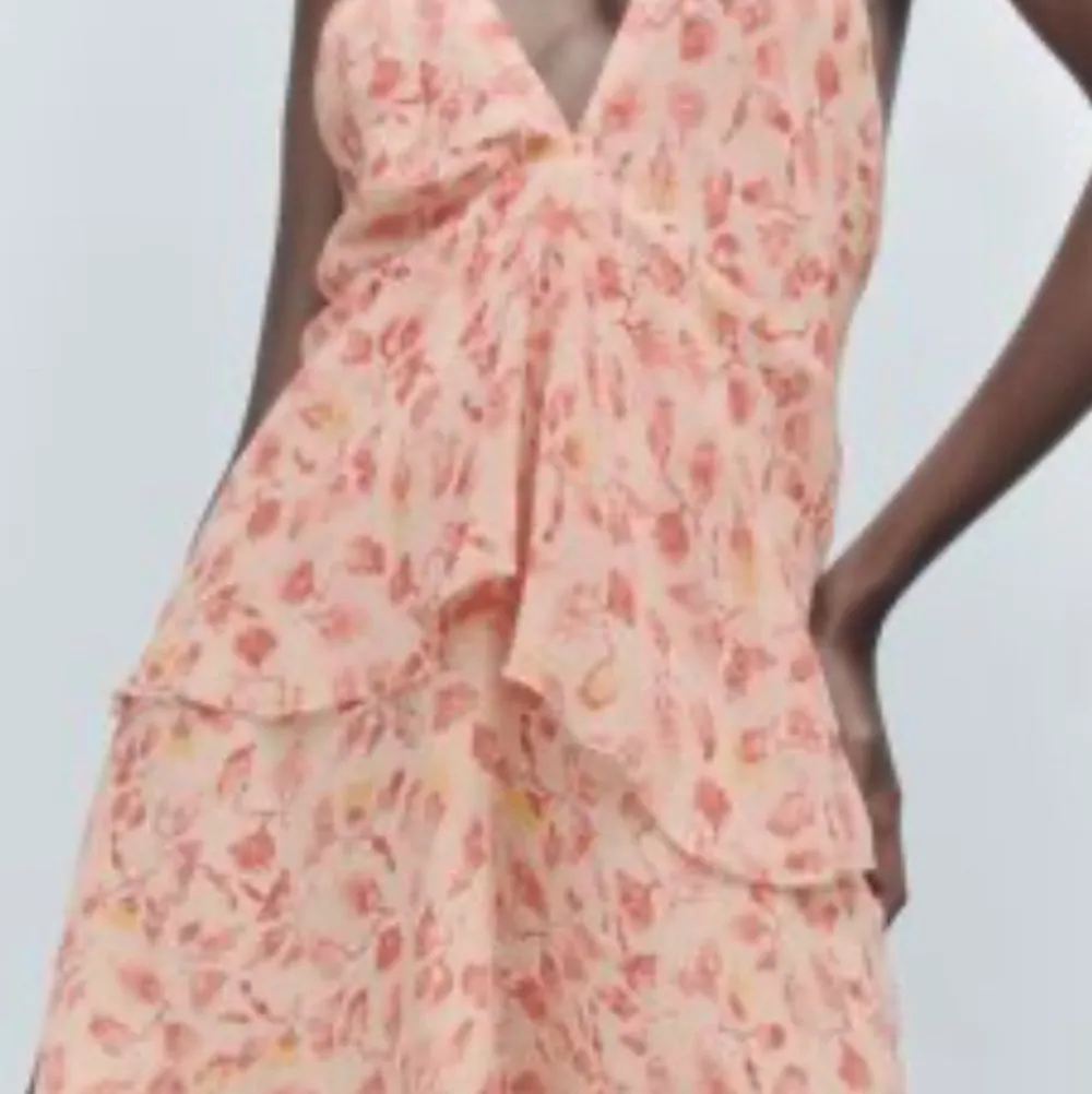 Säljer min jättegulliga och snygga klänning från Zara som jag köpte i Palma!!🌟 Säljer vid bra bud endast💞. Klänningar.