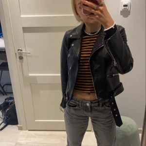 Skinjacka  - Säljer min fina skinnjacka från zara  nu för att den inte kommer till användning längre,jackan är i jätte bra skick.💞 (Lånade bilder) bara att skriva om du vill ha bilder på den