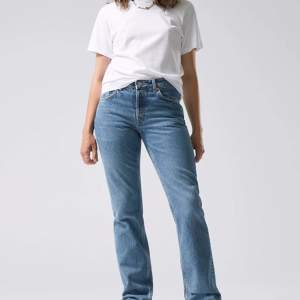 Säljer ett par Pin Mid Straight Jeans från Weekday!  Använt max 2 ggr- för små:(
