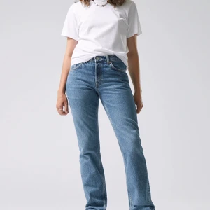 Raka jeans - Säljer ett par Pin Mid Straight Jeans från Weekday!  Använt max 2 ggr- för små:(