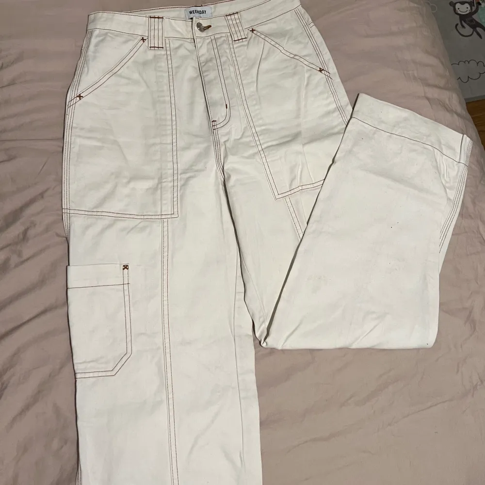 Riktigt fina offwhite byxor från Weekday, använt ett fåtal gånger!. Jeans & Byxor.