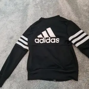 Fin tränings tröja från Adidas   tyvärr för liten för mig