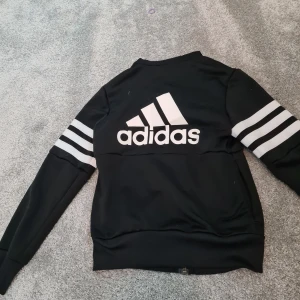Träningströja - Fin tränings tröja från Adidas   tyvärr för liten för mig