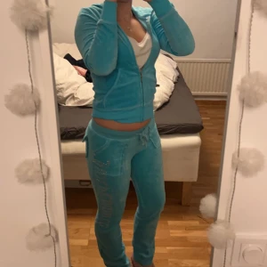 Juicy set  - Blått juicy set ifrån ali express, använt byxorna några få gånger, tröjan är aldrig använd. Säljer eftersom det är för tajt för mig. Köparen står för frakten 💕