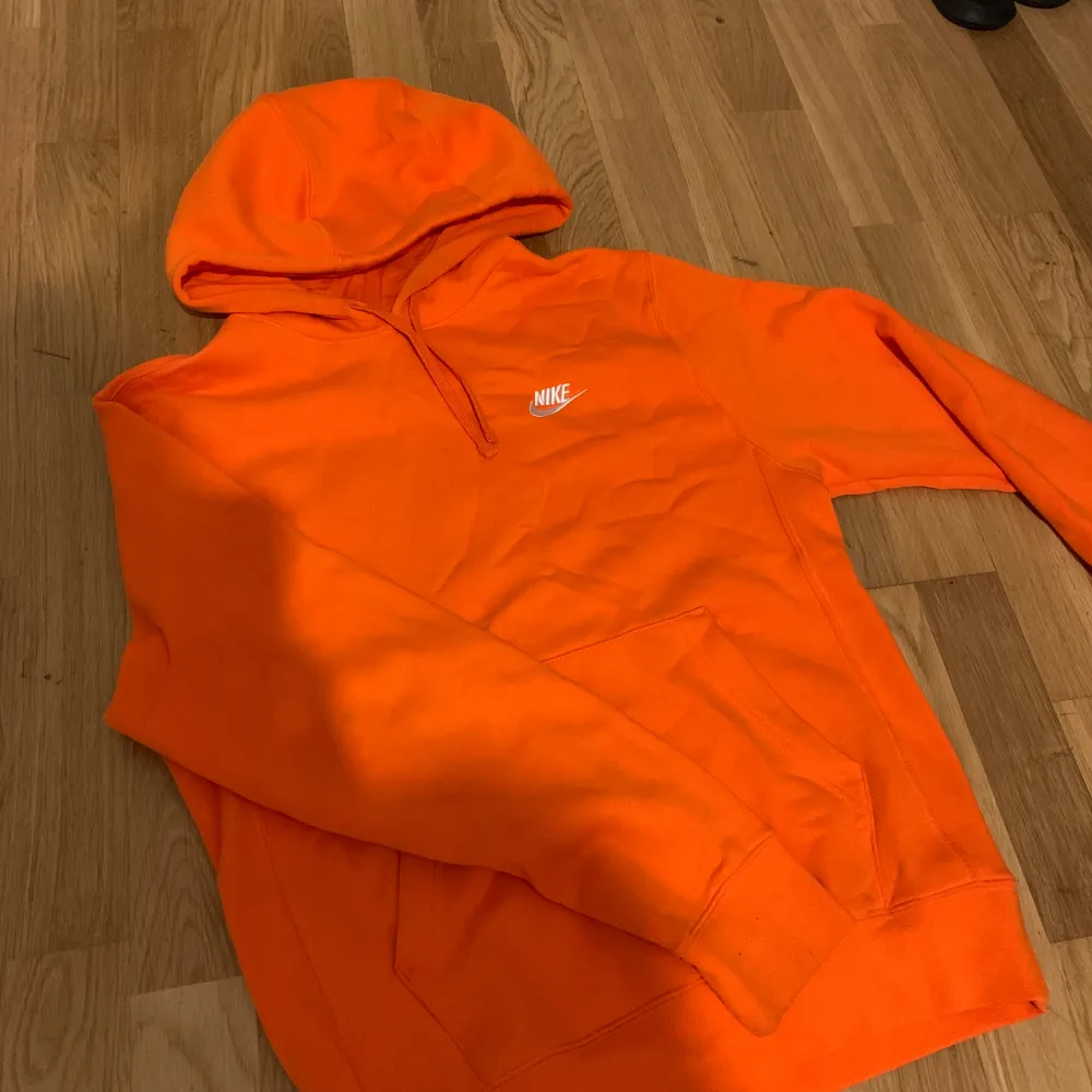 Orange Nike hoodie i XS, 200kr. Tröjor & Koftor.