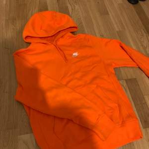 Orange Nike hoodie i XS, 200kr