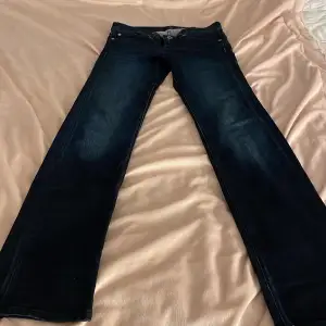 Ass snygga lågmidjade utsvängda jeans från 7 for all mankind!! Använda 2-3 gånger och är i jättebra skick! skit snygg passform!! Tryck inte på köp nu skriv till mig om ni är intresserade❤️