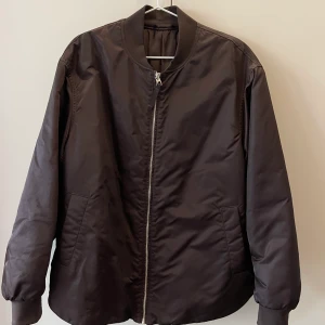 Brun bomberjacka - Brun bomberjacka från & Other Stories i storlek Small. Inga tecken på användning.